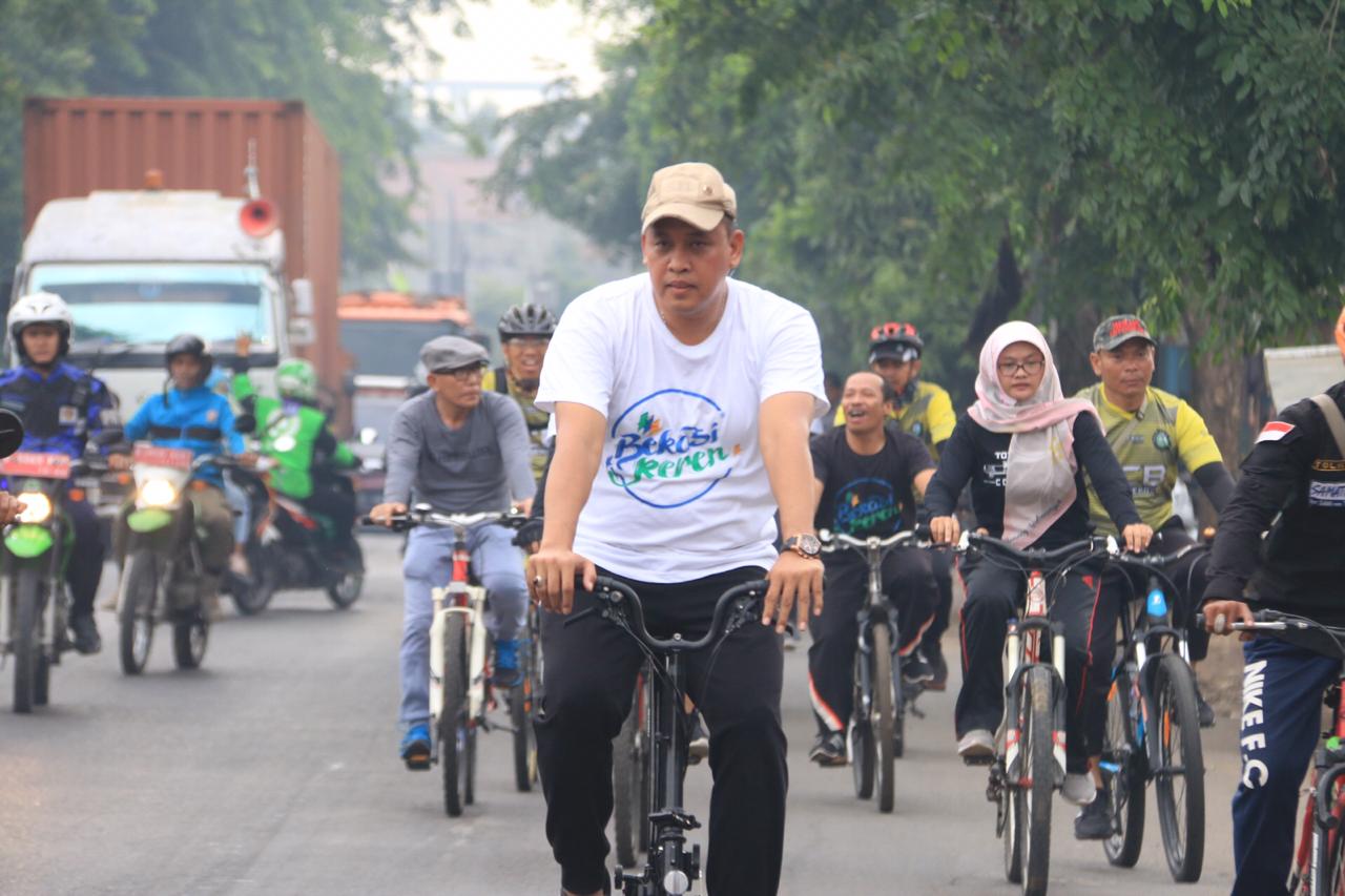 Akhir Tahun 2019 Wakil Wali Kota Bekasi  Bersepeda Santai Melintasi Fly Over Yang Baru Selesai