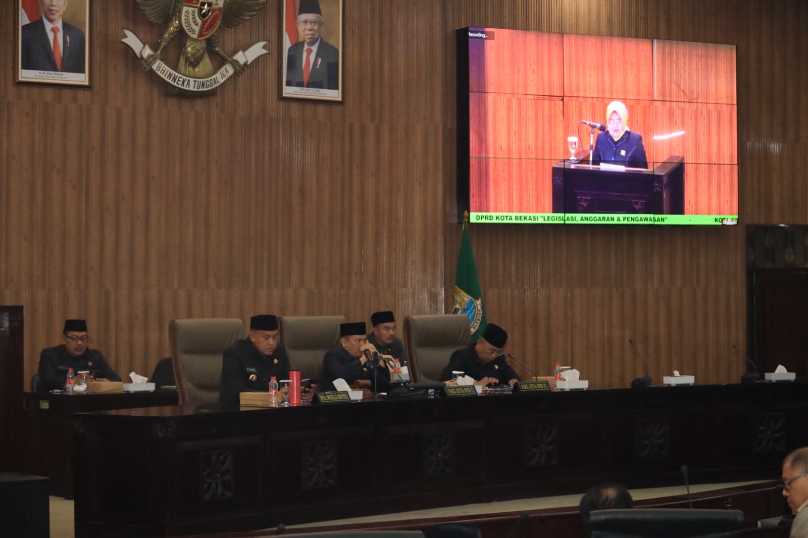 RAPAT PARIPURNA PERSETUJUAN RAPERDA MENJADI PERDA KOTA BEKASI TENTANG PELAKSANAAN APBD