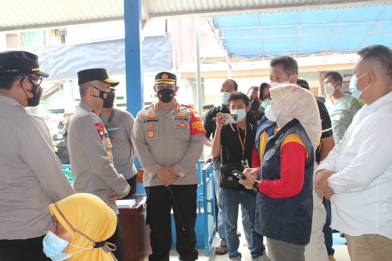 Camat Bekasi Timur Dampingi Wakapolda Tinjau Pelaksanaan Vaksinasi Bagi Masyarakat