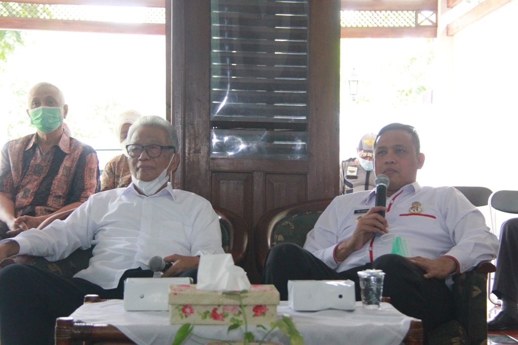 WAKIL WALI KOTA BEKASI Dr. TRI ADHIANTO PENUHI AUDIENSI WARGA TANGANI BANJIR