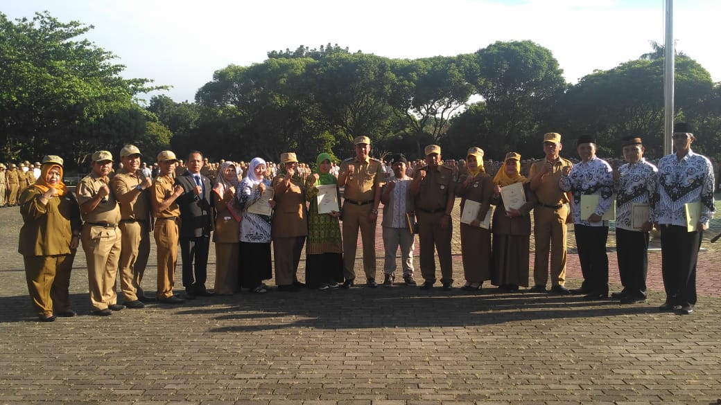 Wakil Wali Kota Bekasi Serahkan Piagam dan Piala Pemenang Sekolah Adiwiyata Tingkat Kota Bekasi