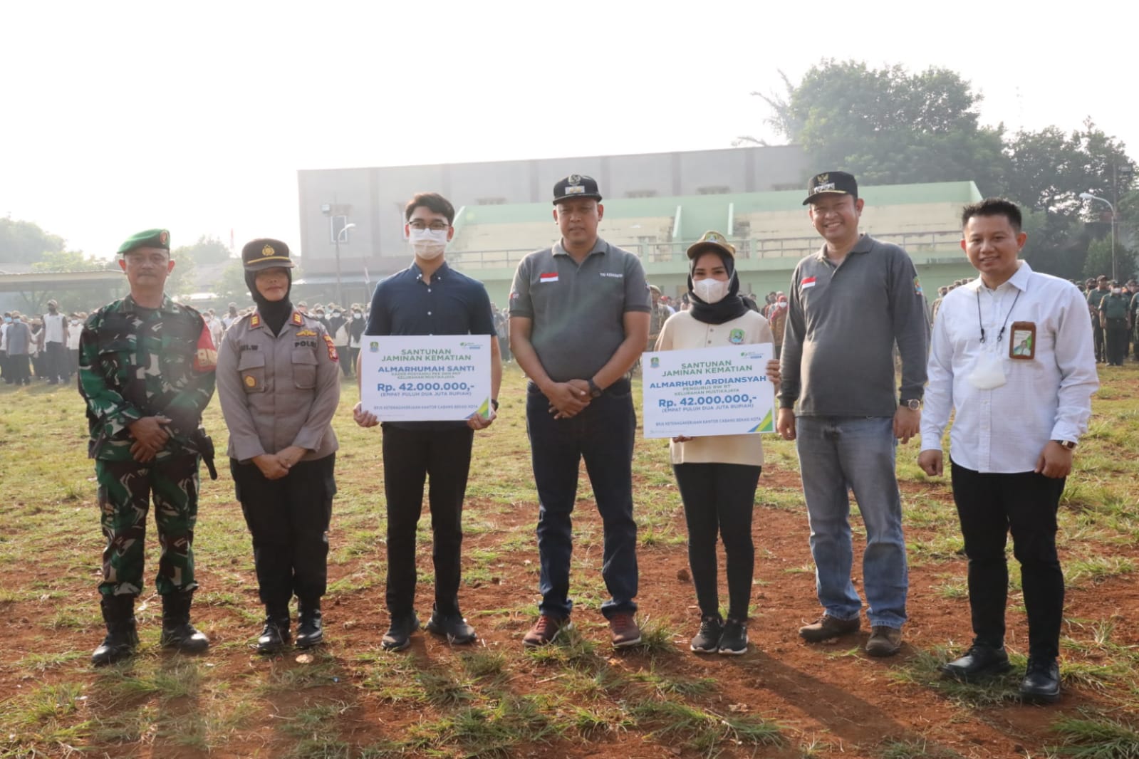 Tri Adhianto Berikan Langsung Penghargaan di Apel Minggon Kecamatan Mustika Jaya