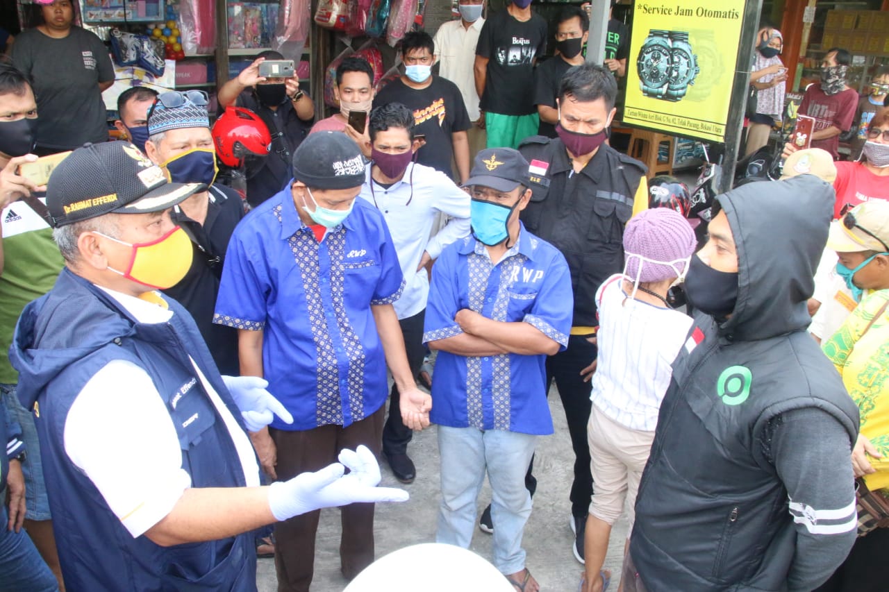 Wali Kota Datang Ke Pasar Wisma Asri Memberikan Keterangan Mengenai Aduan Warga