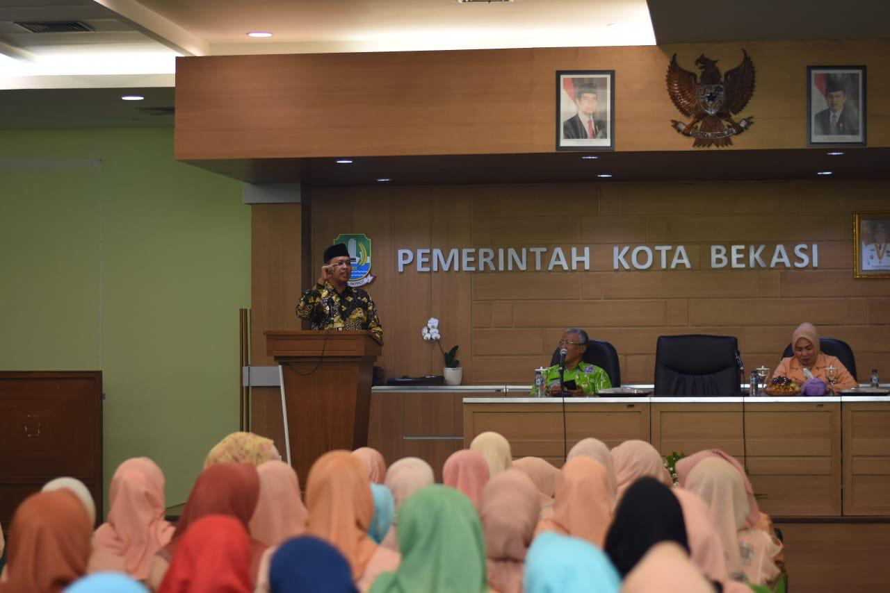 Wakil Walikota Bekasi memberikan sambutan pada Hut Dharma Wanita Persatuan Ke 19 tingkat Kota Bekasi