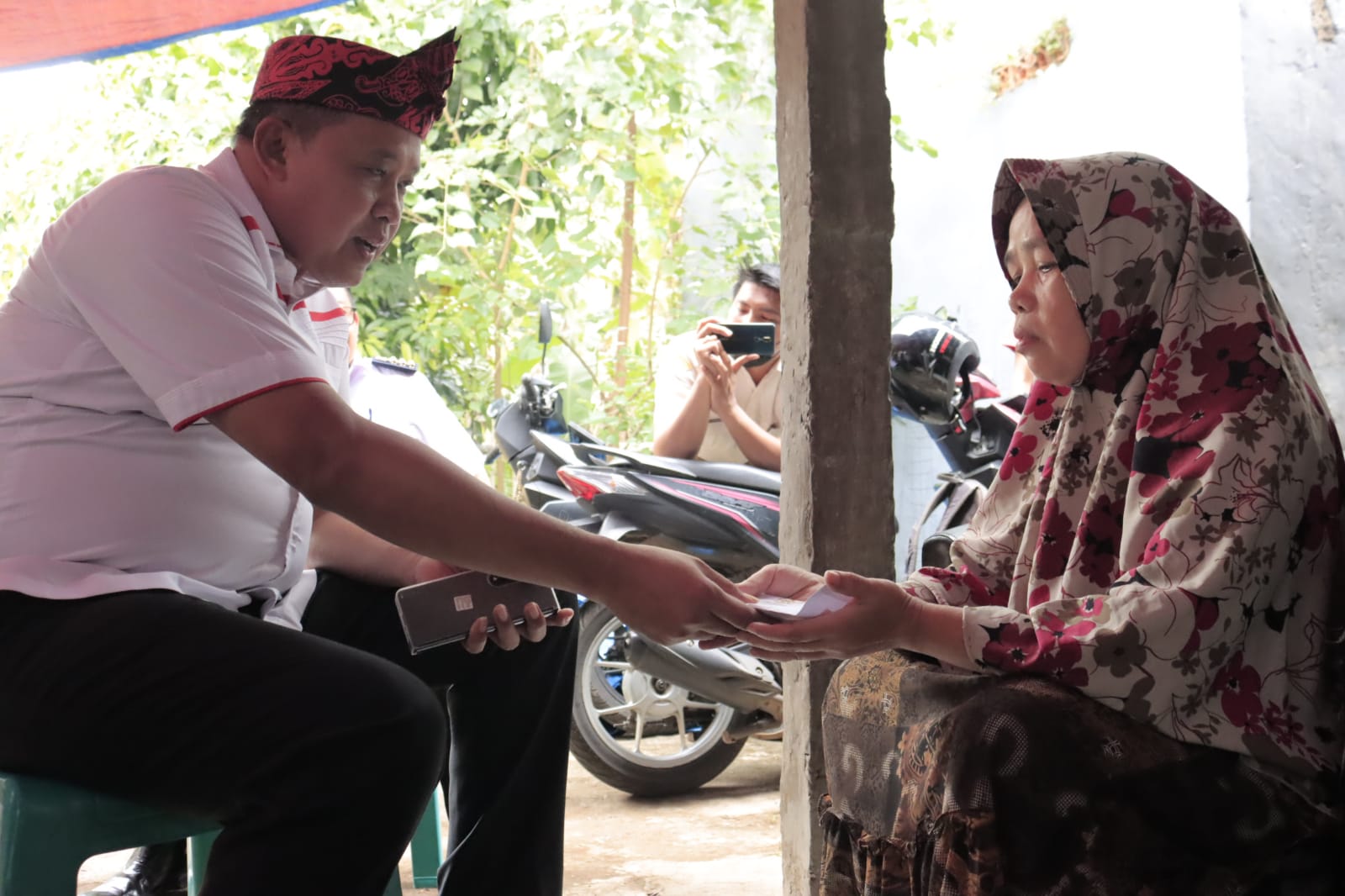 Sambangi Wilayah Kelurahan Jatiluhur, Plt. Wali Kota Berikan Bantuan Kepada Rumah Tidak Layak Huni