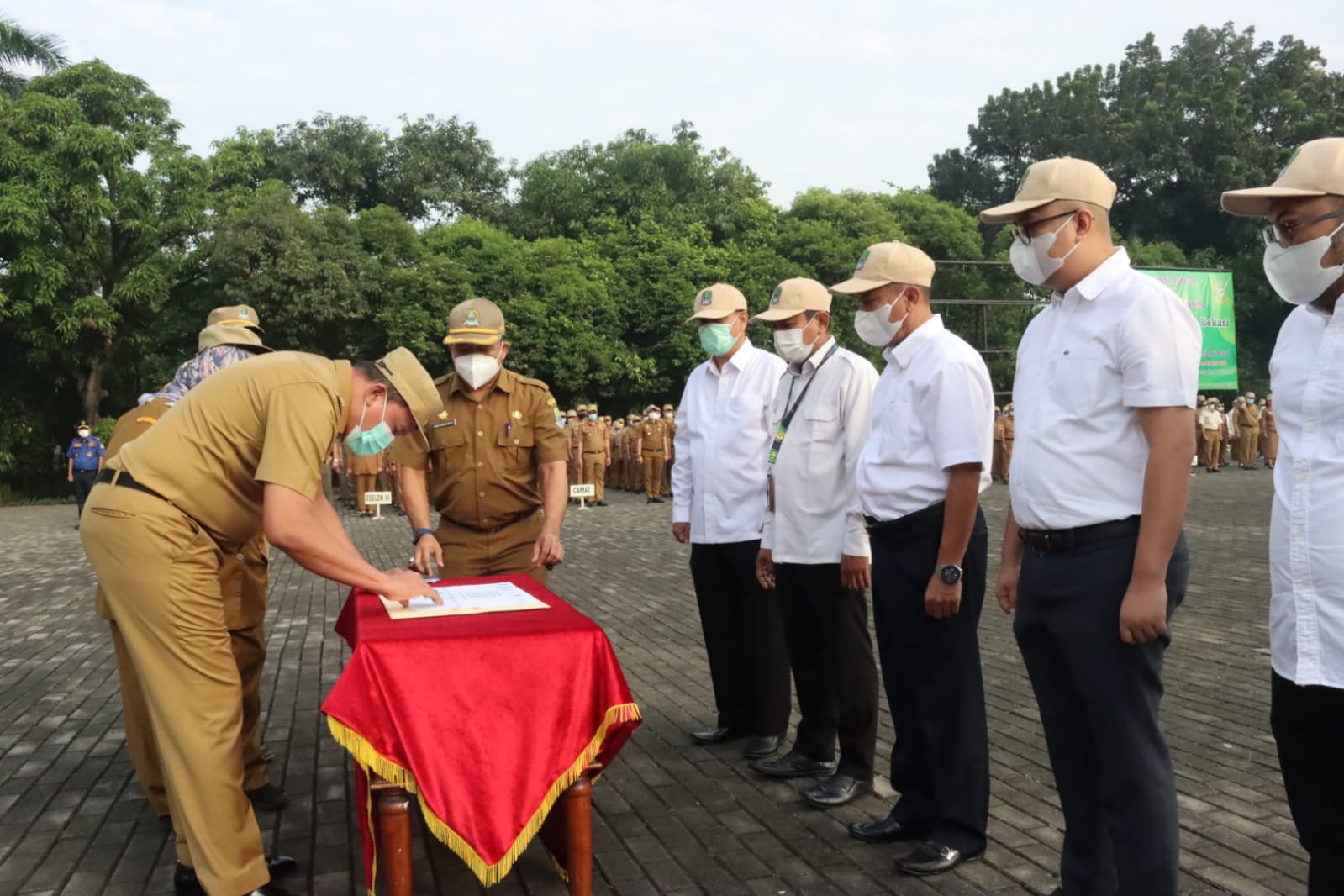 Plt. Wali Kota Bekasi Tandatangani Beberapa MoU dan Serahkan Penghargaan Saat Apel Pagi ini