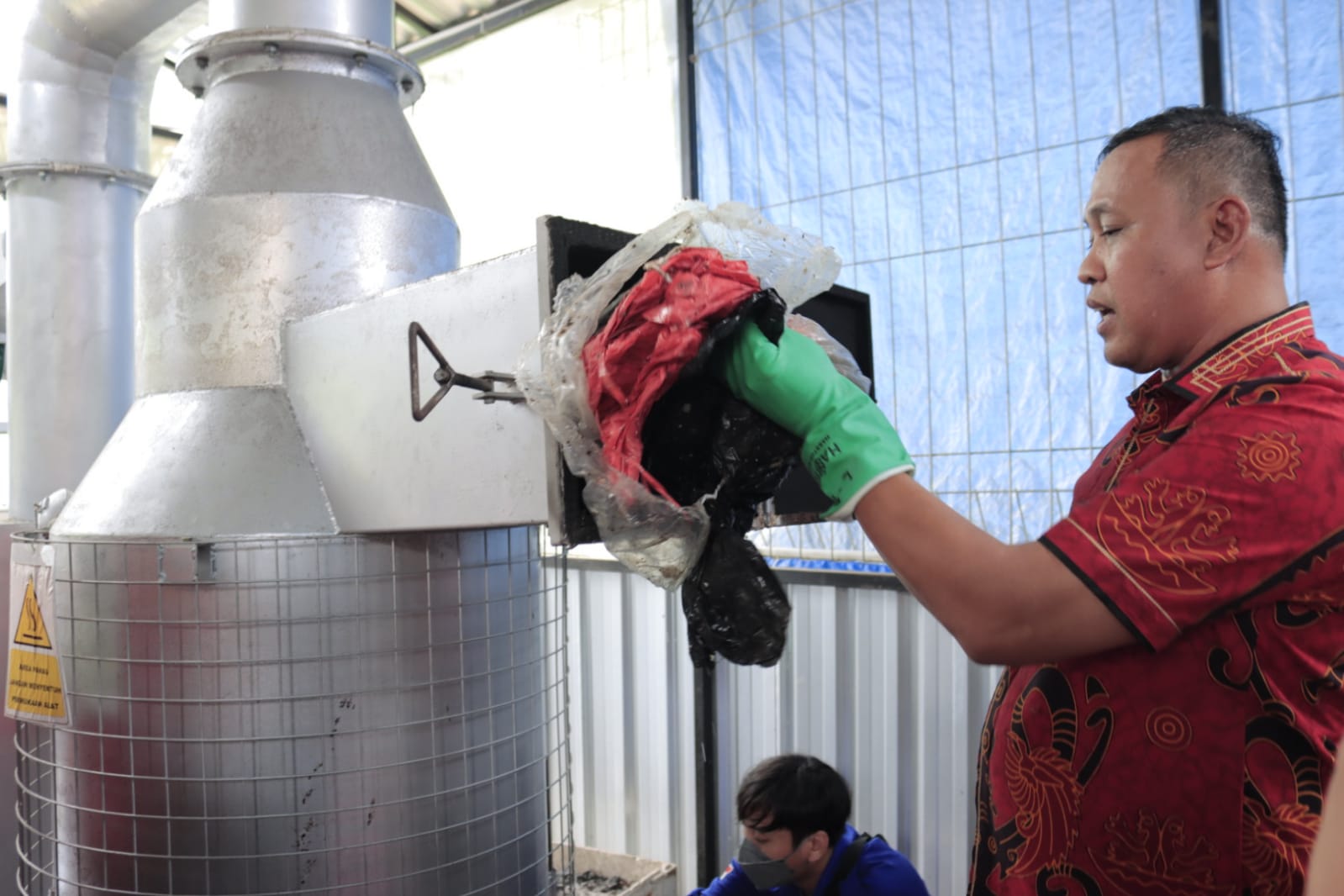 Resmikan Mesin Pengolah Sampah, Tri Adhianto : Solusi Mengurangi Volume Sampah di TPST