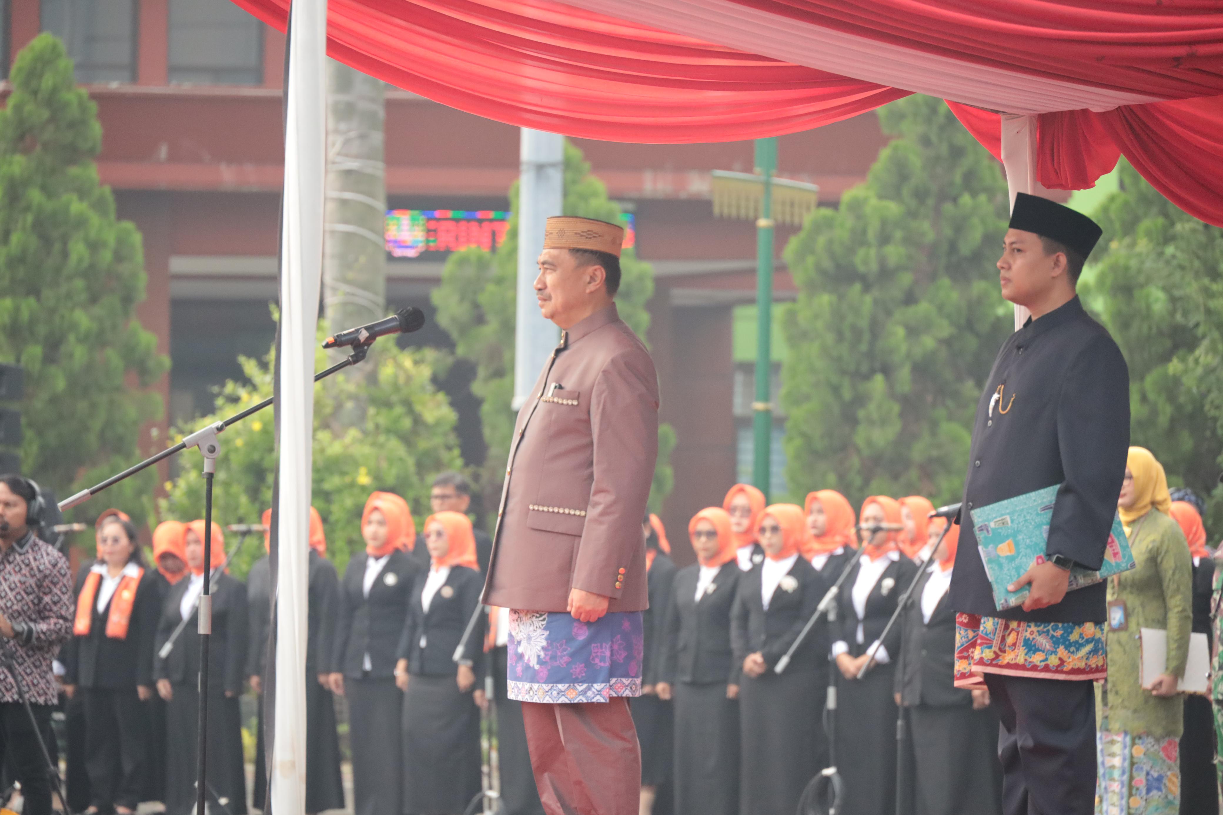 Peringatan Hardiknas 2025, Wali Kota dan Wakil Wali Kota Bekasi  Kompak Berbusana Daerah