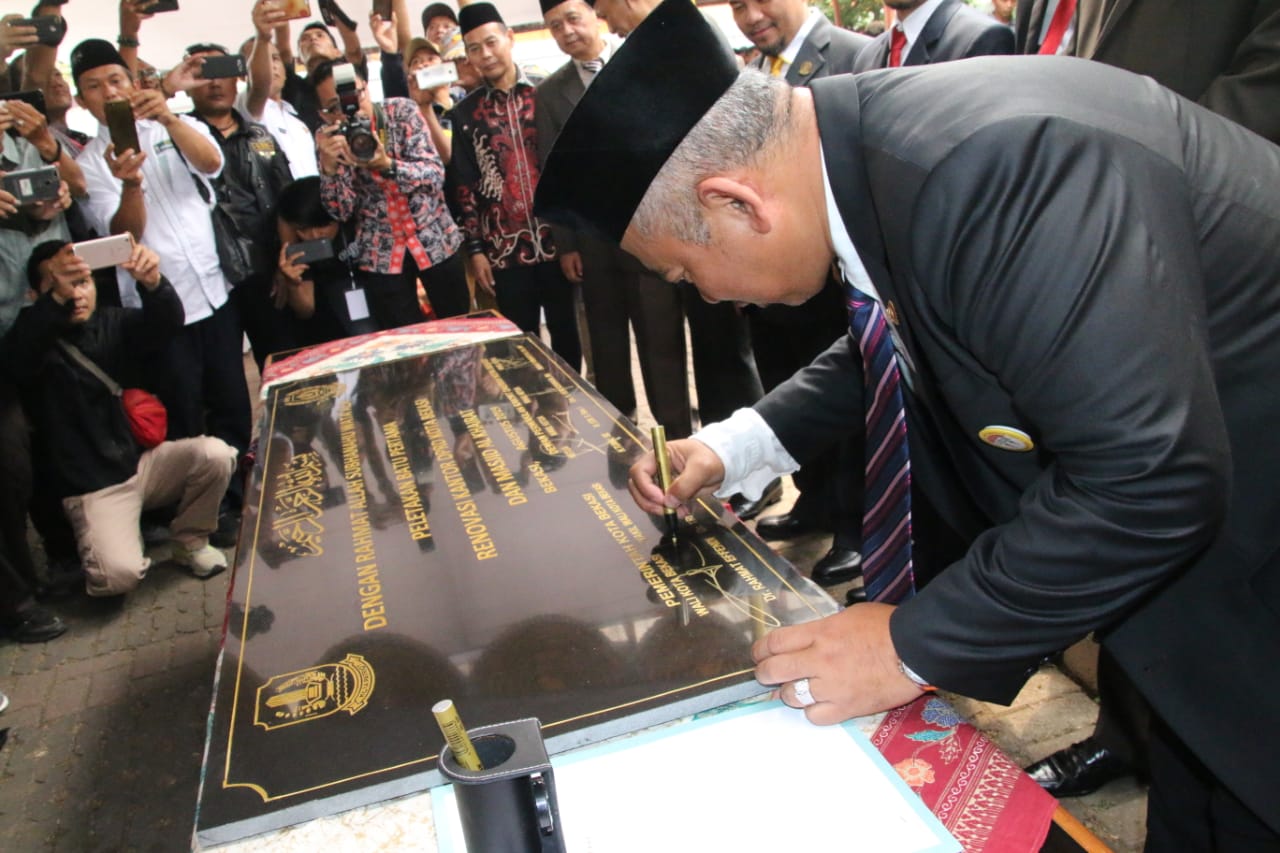 Wali Kota Bersama Ketua DPRD Kota Bekasi Letakkan Batu Pertama Renovasi Kantor dan Masjid