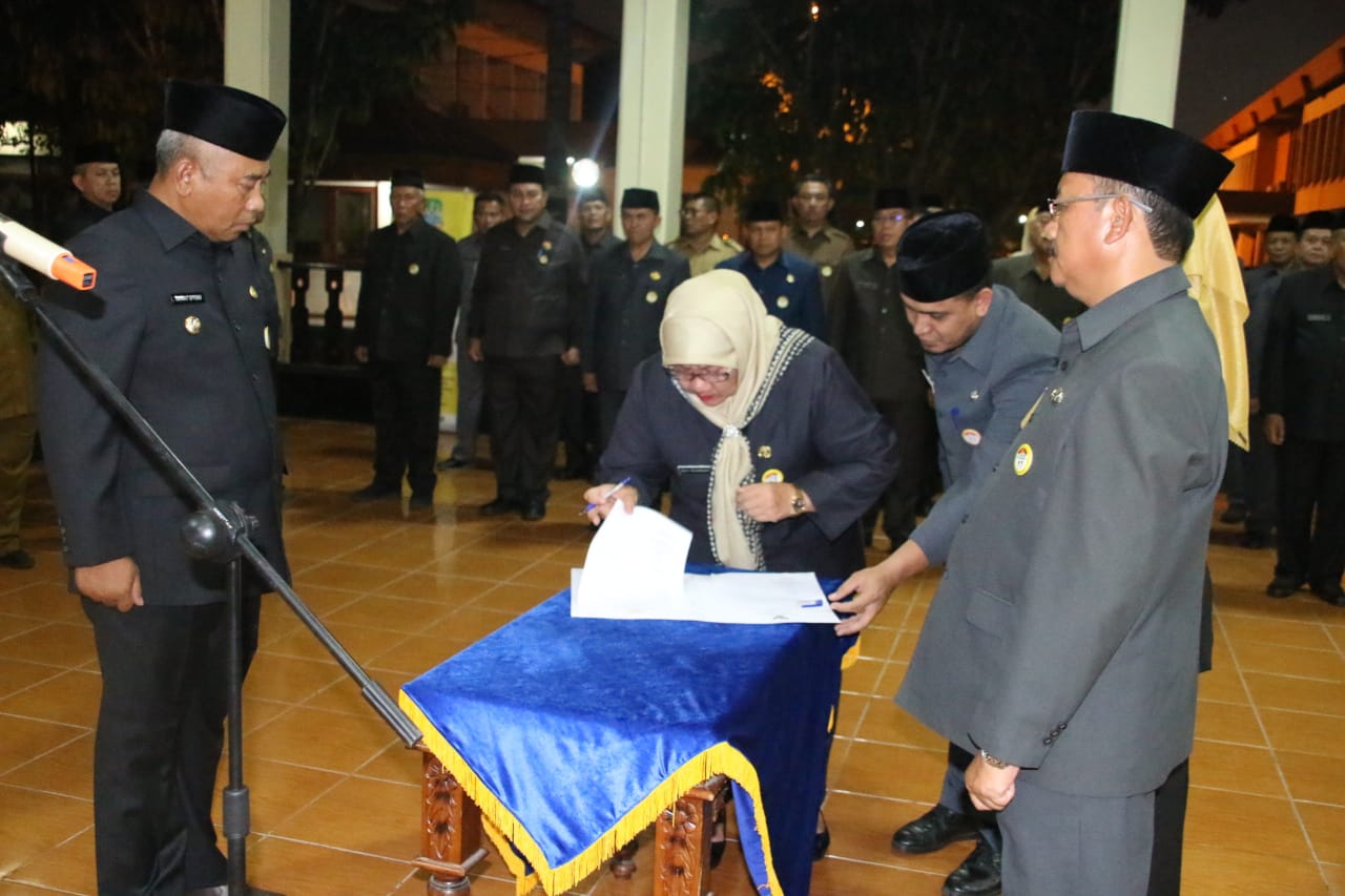 Drs. Hanan Tarya isi Staf Ahli Bidang Pemerintahan dan Dr. Marisi isi Kepala Dinas P2KB