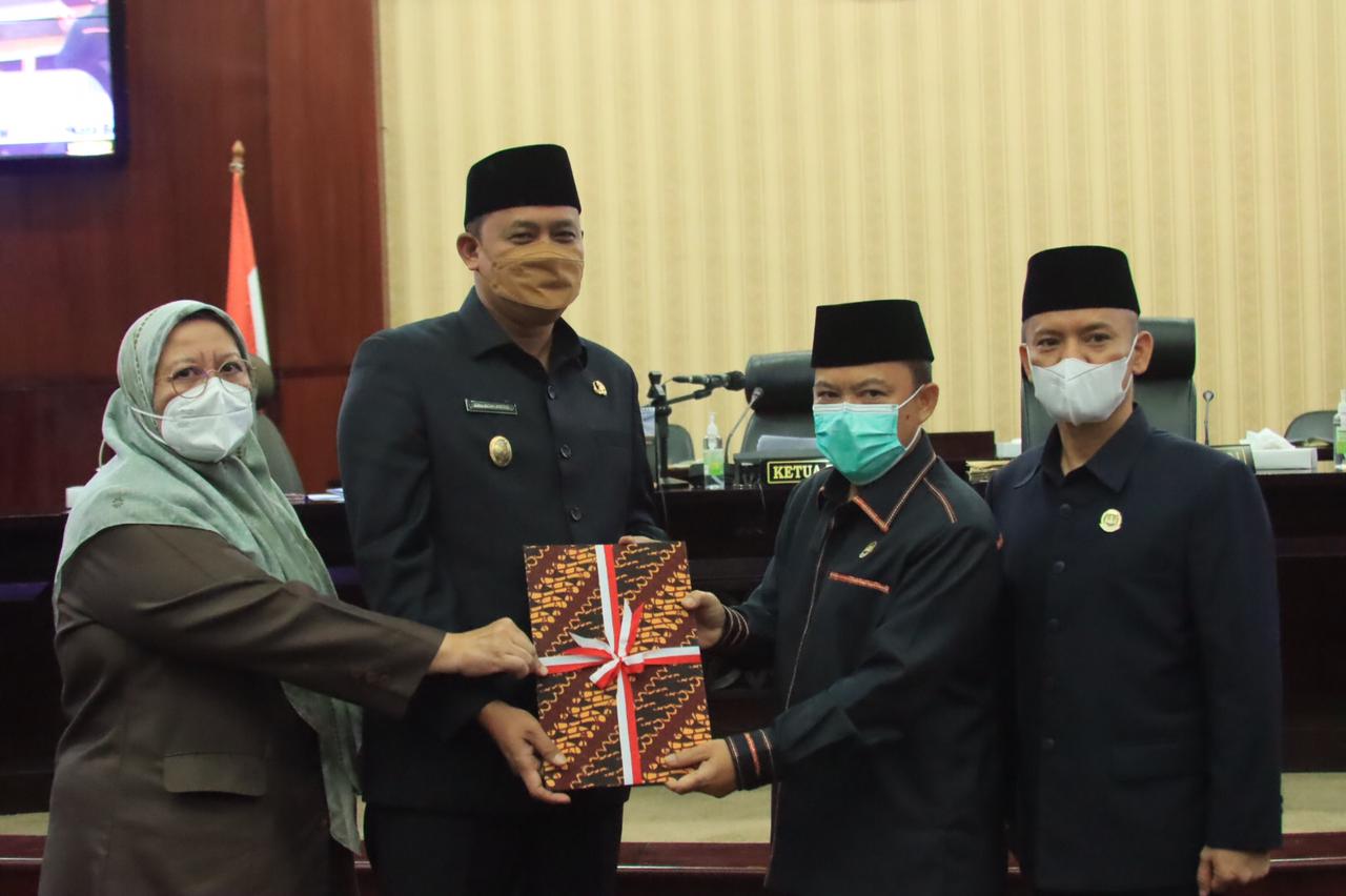 PLT WALI KOTA HADIRI RAPAT PARIPURNA PENYAMPAIAN REKOMENDASI LKPJ TAHUN 2021