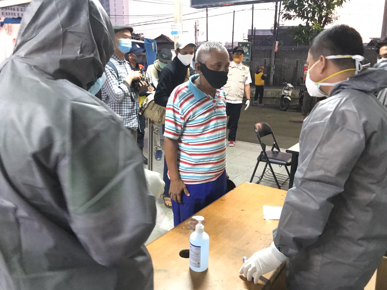 PSBB Tahap II, Wali Kota Bekasi Tinjau Test PCR Calon Penumpang Commuter line di Stasiun Bekasi