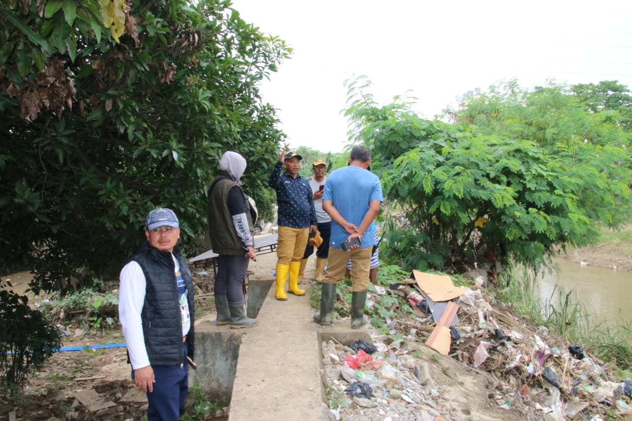 Dari Siang Hingga Malam, Wali Kota Bereskan Sisa Lumpur di Perumahan Pondok Gede Permai