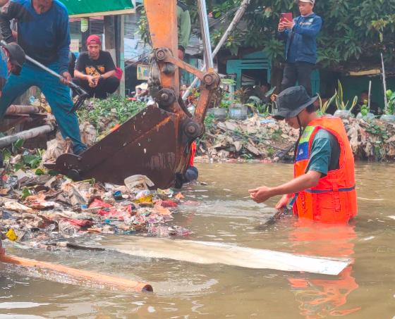 Peringati Hari Lingkungan Hidup Sedunia, DLH Kota Bekasi Gelar Aksi Bersih Kali Bekasi