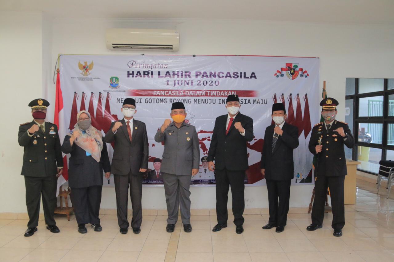 Ditengah Pandemik Covid19 Wali Kota Bekasi Mengikuti Upacara Hari Lahir Pancasila Dengan Vcon