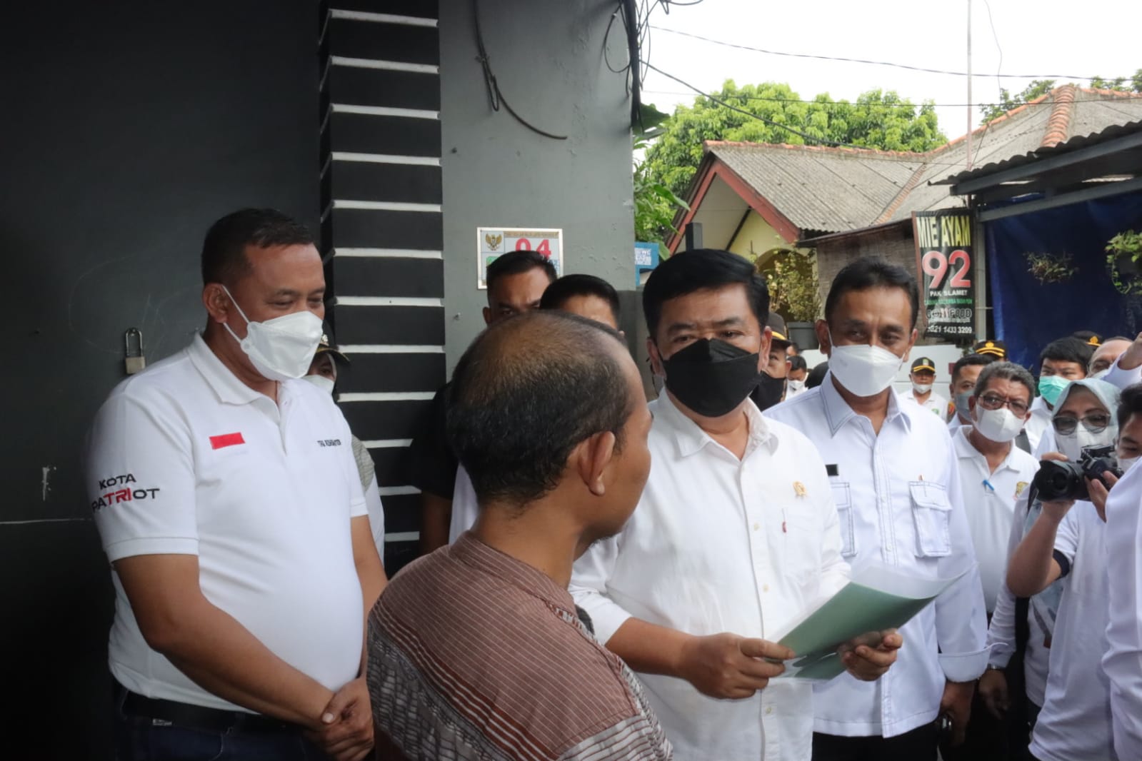 Plt.Wali Kota,Dampingi Menteri ATR/BPN Bagikan Sertifikat Tanah PTSL ke Warga Pondok Melati