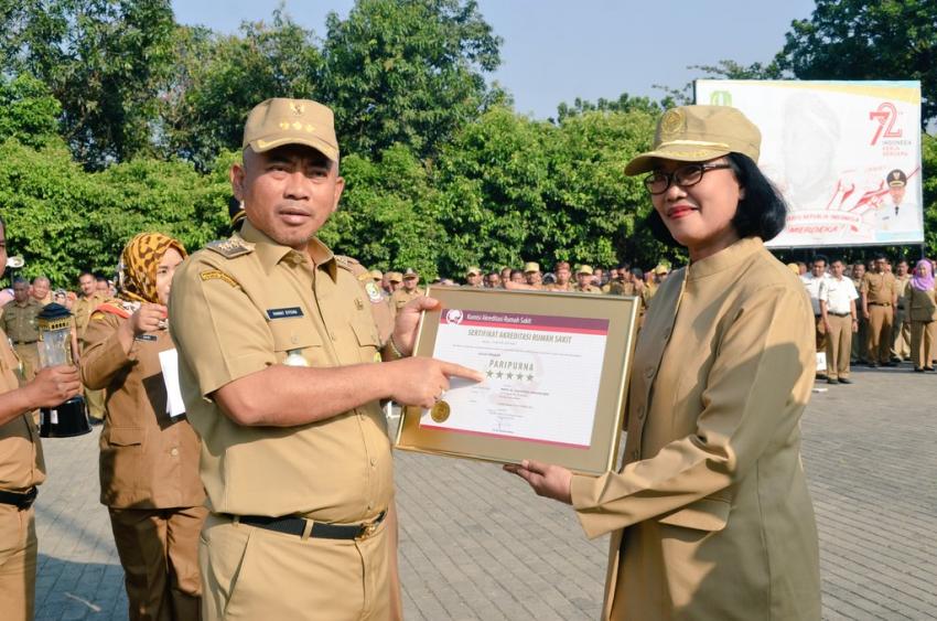 Wali Kota Bekasi Serahkan Sertifikat Akreditasi Rumah Sakit Kepada RSUD dr. Chasbullah Abdulmadjid
