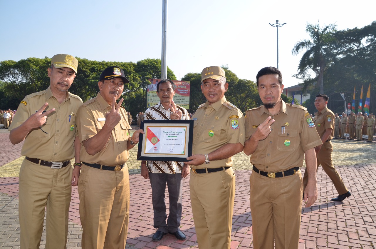 Dukung Kebangkitan Zakat, Wali Kota Bekasi Diberikan Penghargaan Oleh BAZNAS