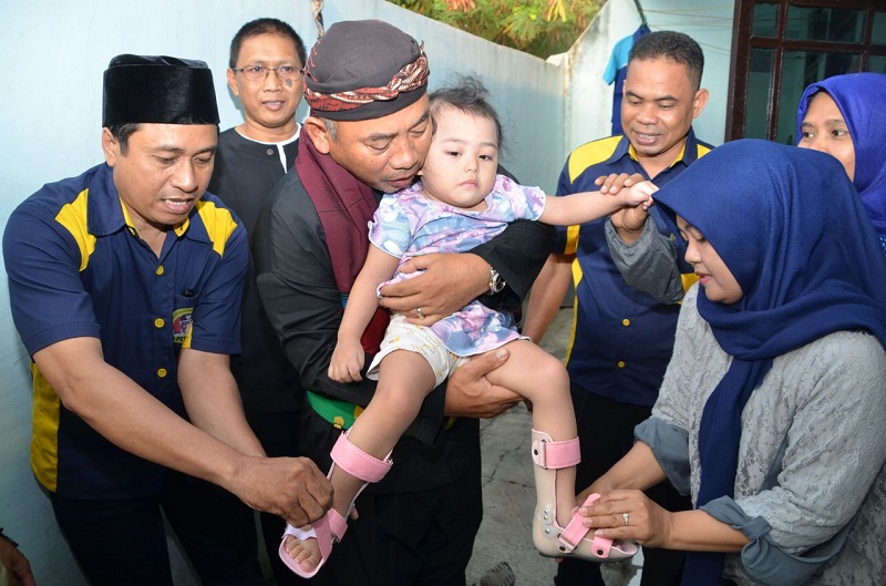 Minggu Pagi, Wali Kota Datangi Kediaman Belva dan Berikan Sepatu Ortopedi