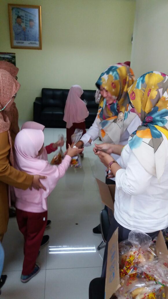 Sambut Tahun Baru Islam 1439 H , Murid TK Islam Al Azhar 8 Bagikan Kartu Muharam di Pemkot Bekasi