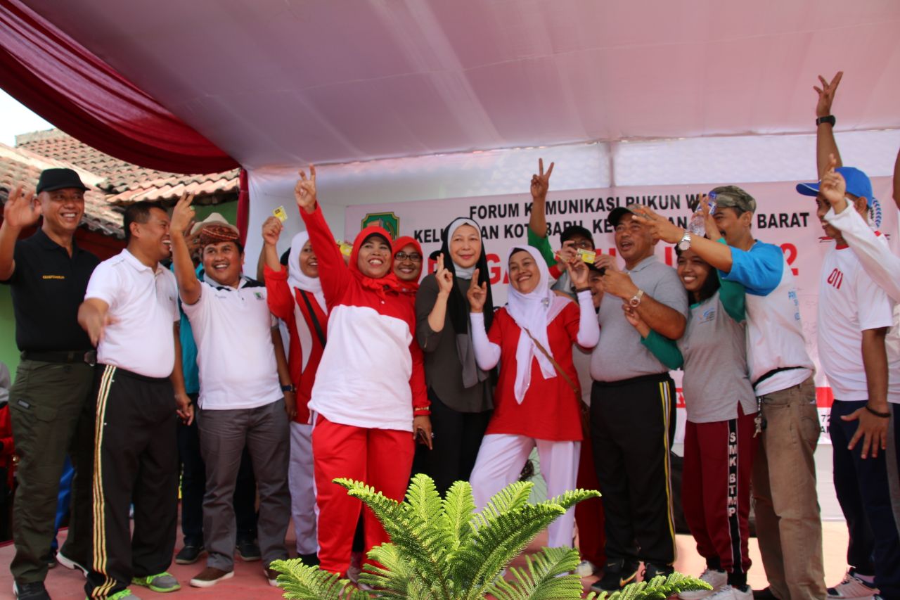 Hadiri Gerak Jalan Sehat di FKRW Kel Kota Baru, Wali Kota Bekasi Akan Cabut Retribusi Pemakaman