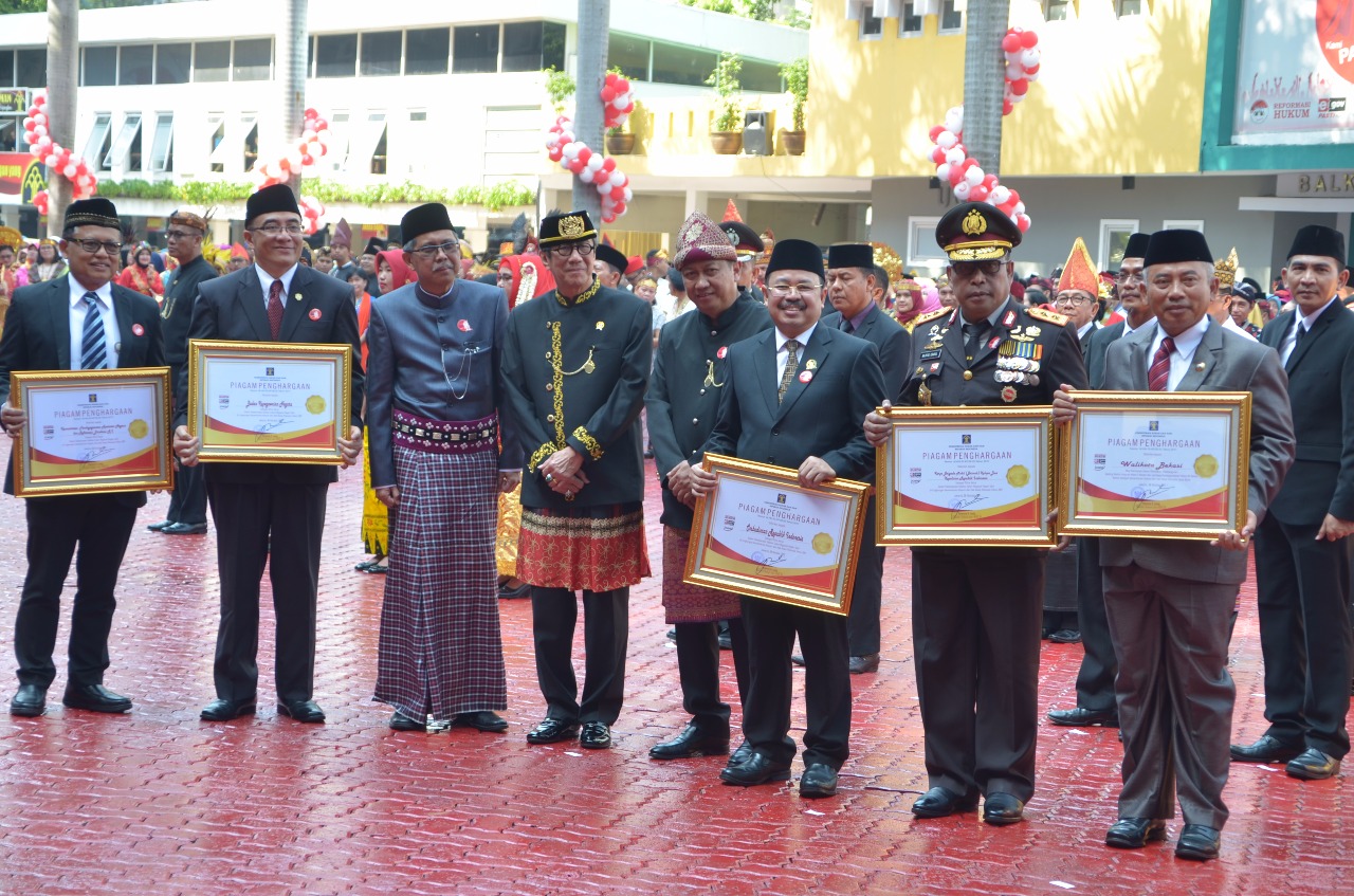 Wali Kota Bekasi Terima Piagam Penghargaan Dari Kemenkumham RI