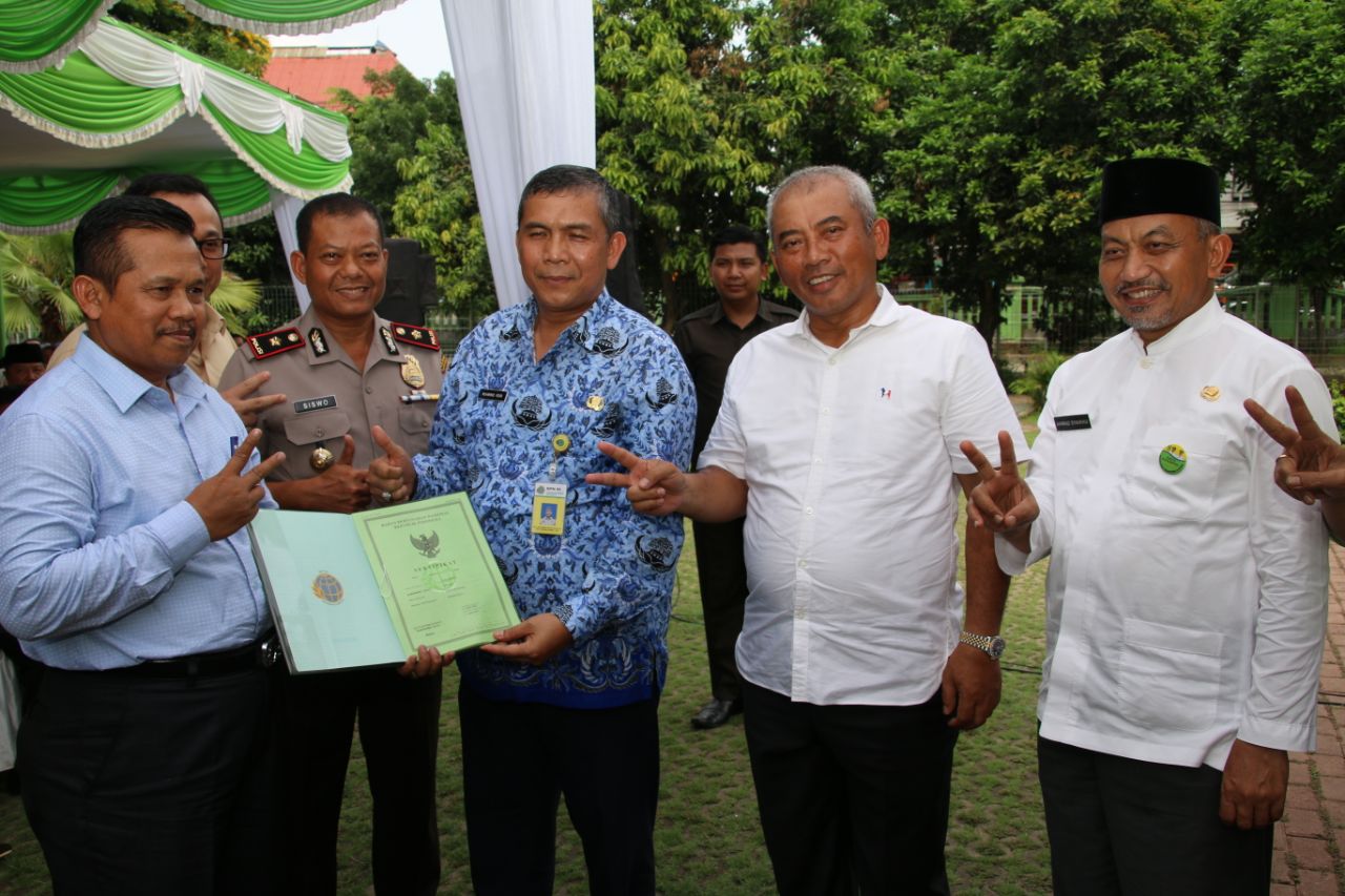 Wali Kota dan Wakil Wali Kota Bekasi Serahkan 248 Sertifikat Tanah dari BPN di Bantargebang