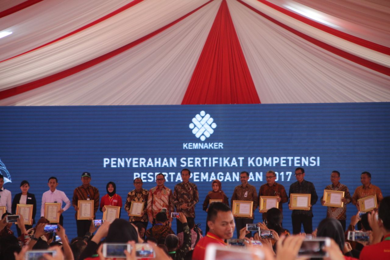 Presiden RI Serahkan Sertifikat Kompentensi Pemagangan 2017 di BBPLK Kota Bekasi