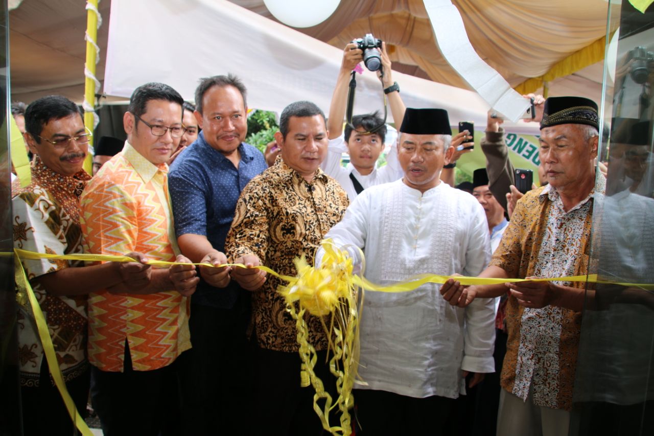 Wali Kota Bekasi Gunting Pita Kantor Kelurahan Aren Jaya Kecamatan Bekasi Timur.