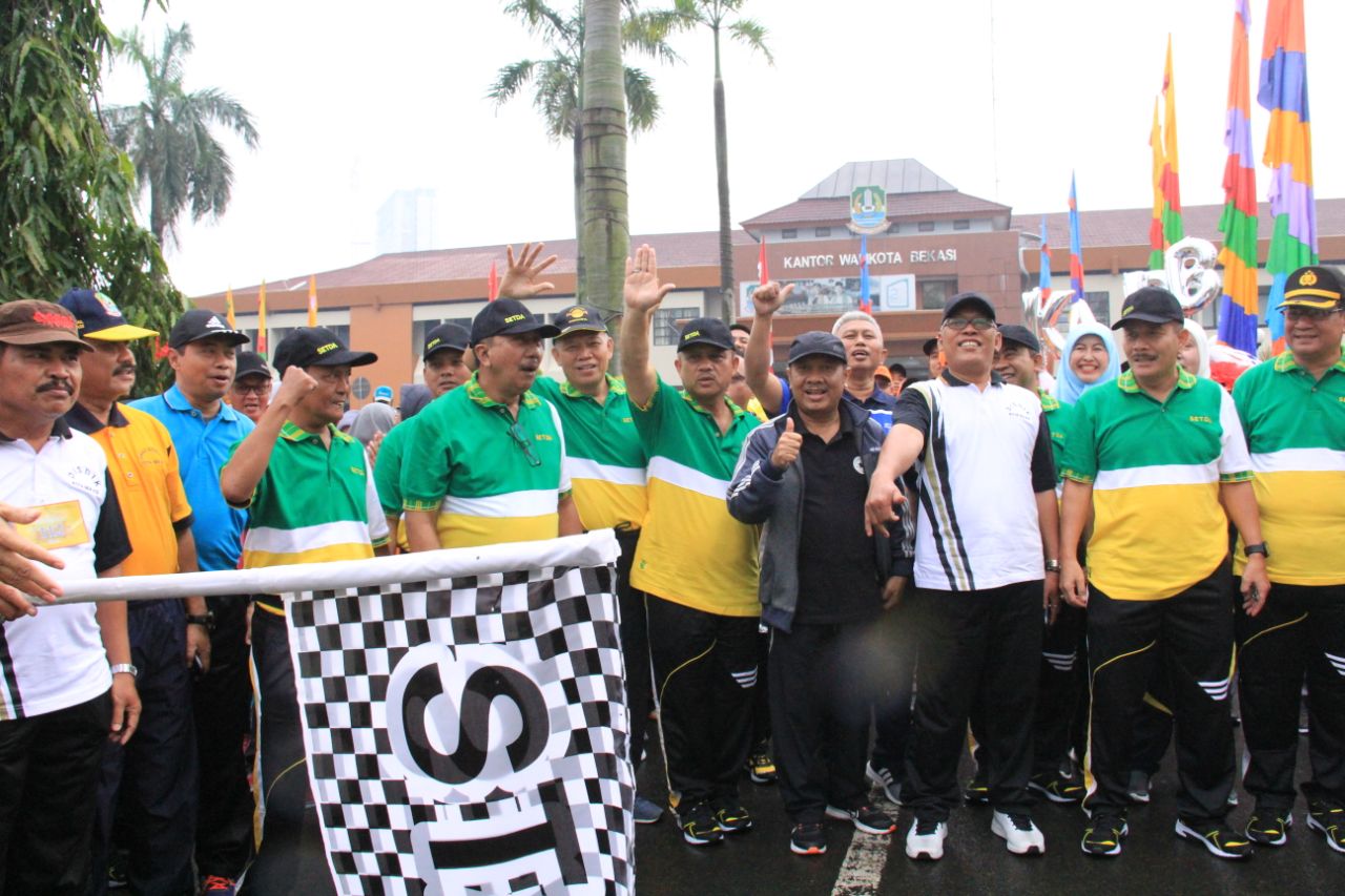 10 Hari Jelang HUT Kota Bekasi, Pjs Walikota Bekasi Pimpin Lomba Gerak Jalan