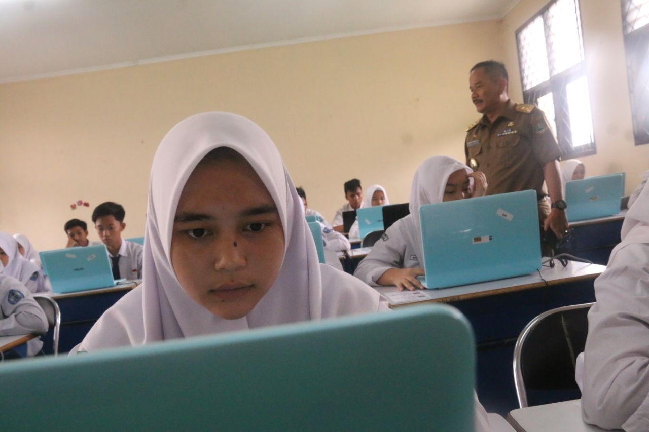 Pj Walikota Bekasi Pantau Pelaksanaan UNBK di SMPN 2 dan SMPN 4