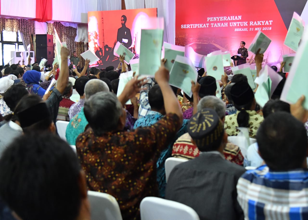 Penyerahan  138 Sertifikat Warga KEL. Bojong Rawa lumbu  Oleh Bapak  Presiden  Joko Widodo