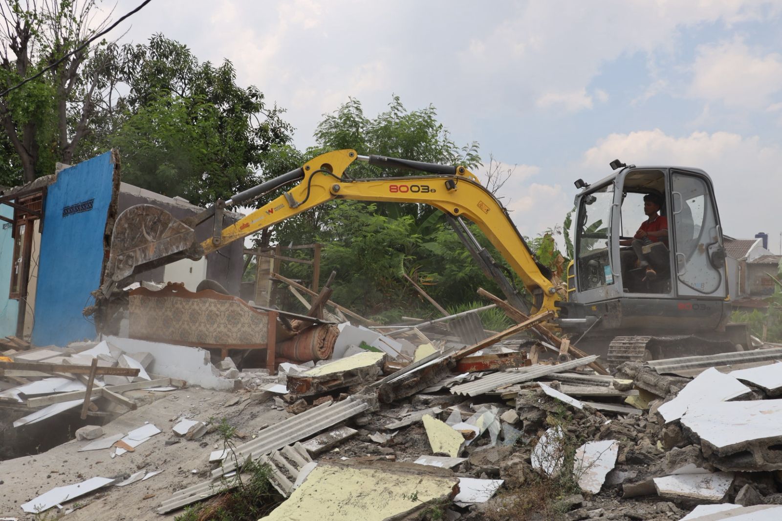 Wali Kota Bekasi Pantau Penertiban 300 Bangunan di Atas Saluran PJT di Wisma Asri