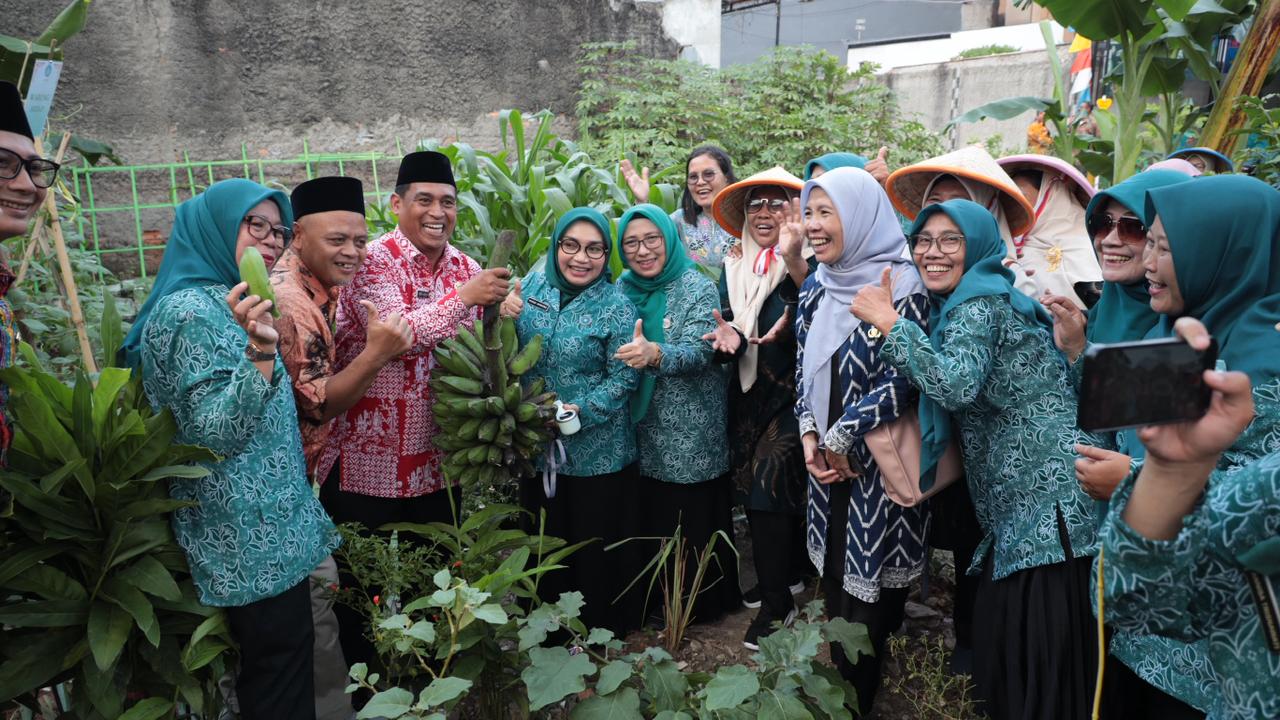 Ketua TP PKK Kota Bekasi Tinjau Lomba Kader PKK di Kelurahan Kayuringin Jaya