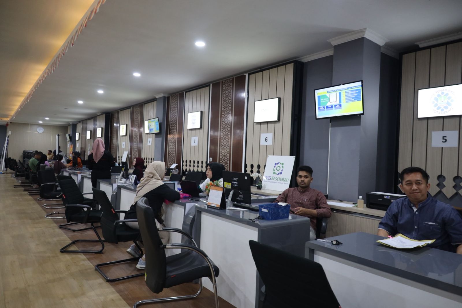 Wali Kota Bekasi Tinjau MPP Saat Car Free Day, Urus Administrasi Bisa Sambil Santai