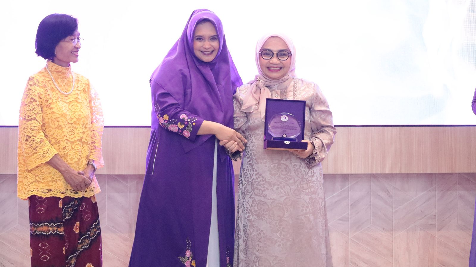 Pelantikan Pengurus Wanita Muslimah Indonesia, Wiwiek Hargono Terima Citra Istakarya Nusantara 2025