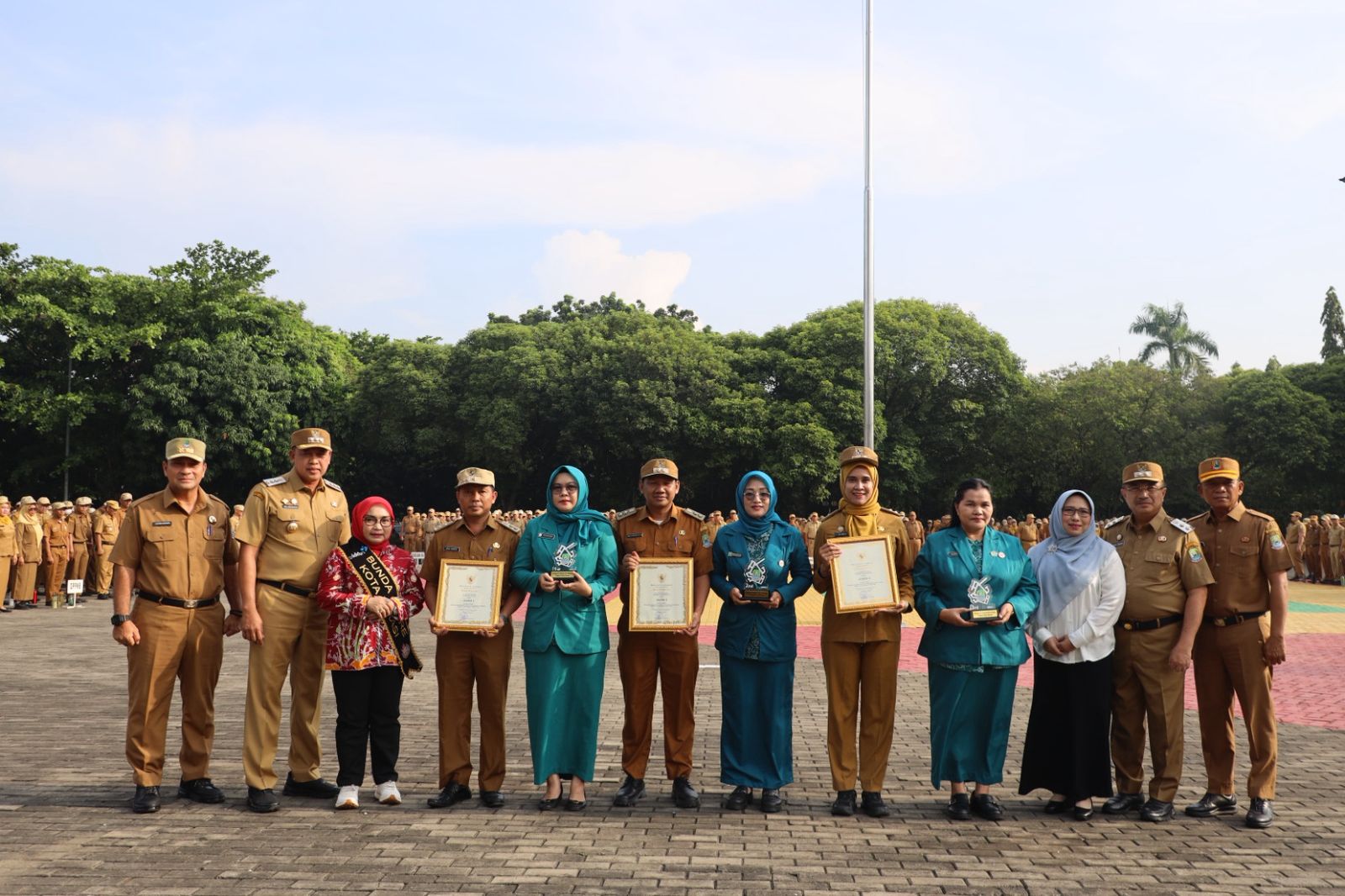 Apel Pagi, Wali Kota Serahkan Beberapa Penghargaan dan Lepas Atlet HAORNAS