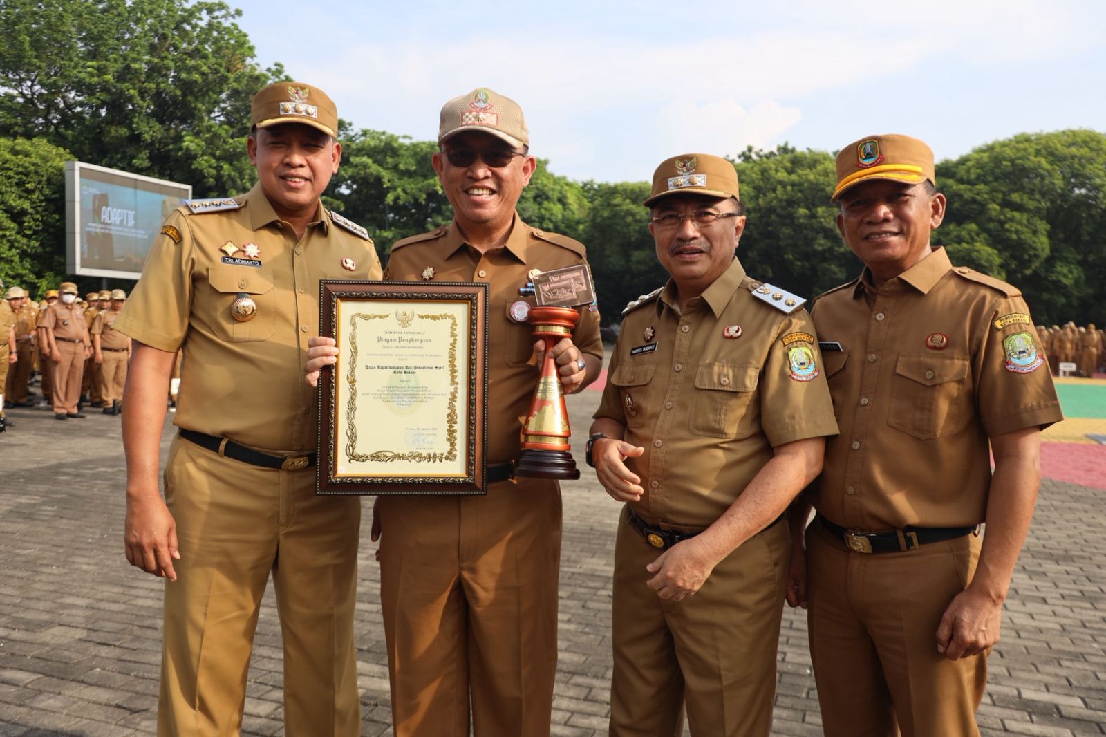 Apel Pagi, Wali Kota Serahkan Beberapa Penghargaan dan Lepas Atlet HAORNAS