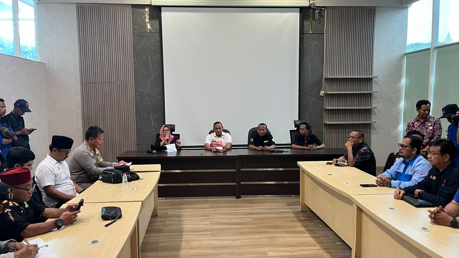 Tri Adhianto Temui Massa Aksi, Tegaskan Kebijakan UMK Pertimbangkan Aspek Ekonomi Secara Menyeluruh