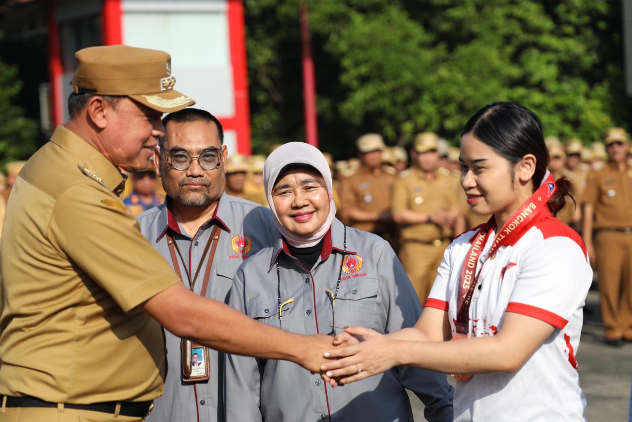 Wali Kota Bekasi Serahkan Penghargaan Satyalencana, Harmony Award, dan Prestasi Atlet Jujitsu