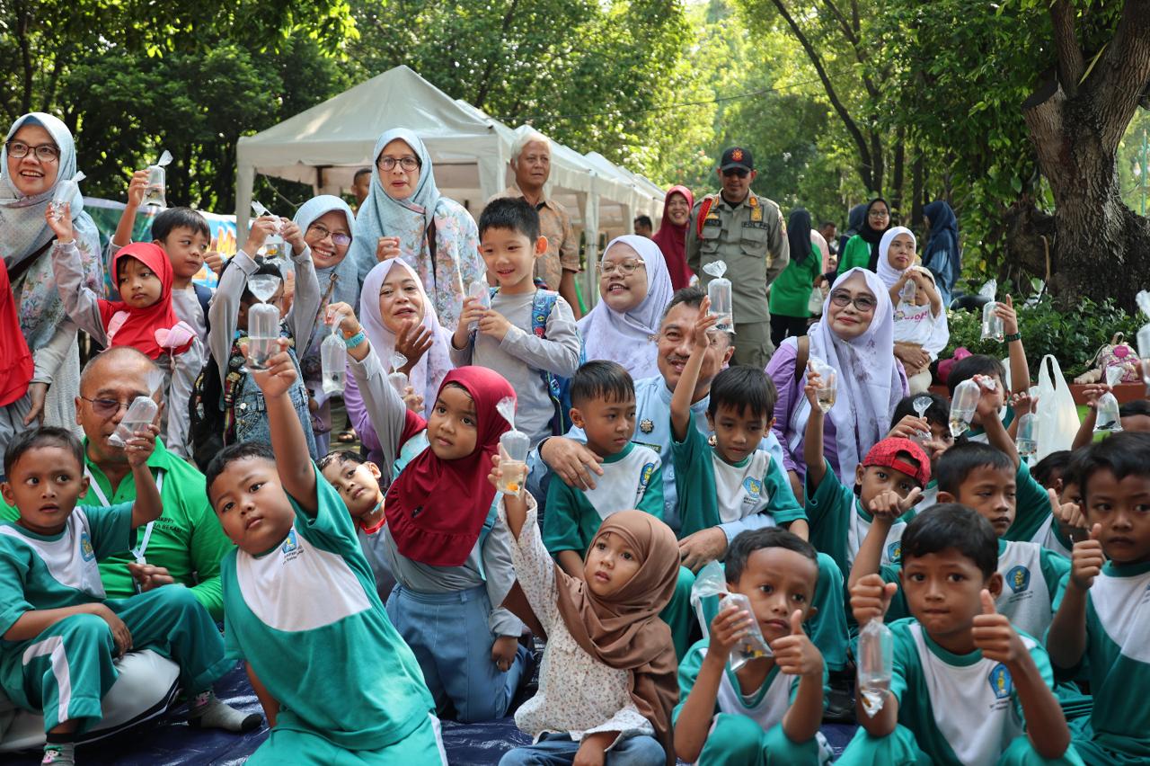 Kegembiraan Siswa Siswi TK Terima Bibit Ikan Hias Dari Wawali Harris Bobihoe