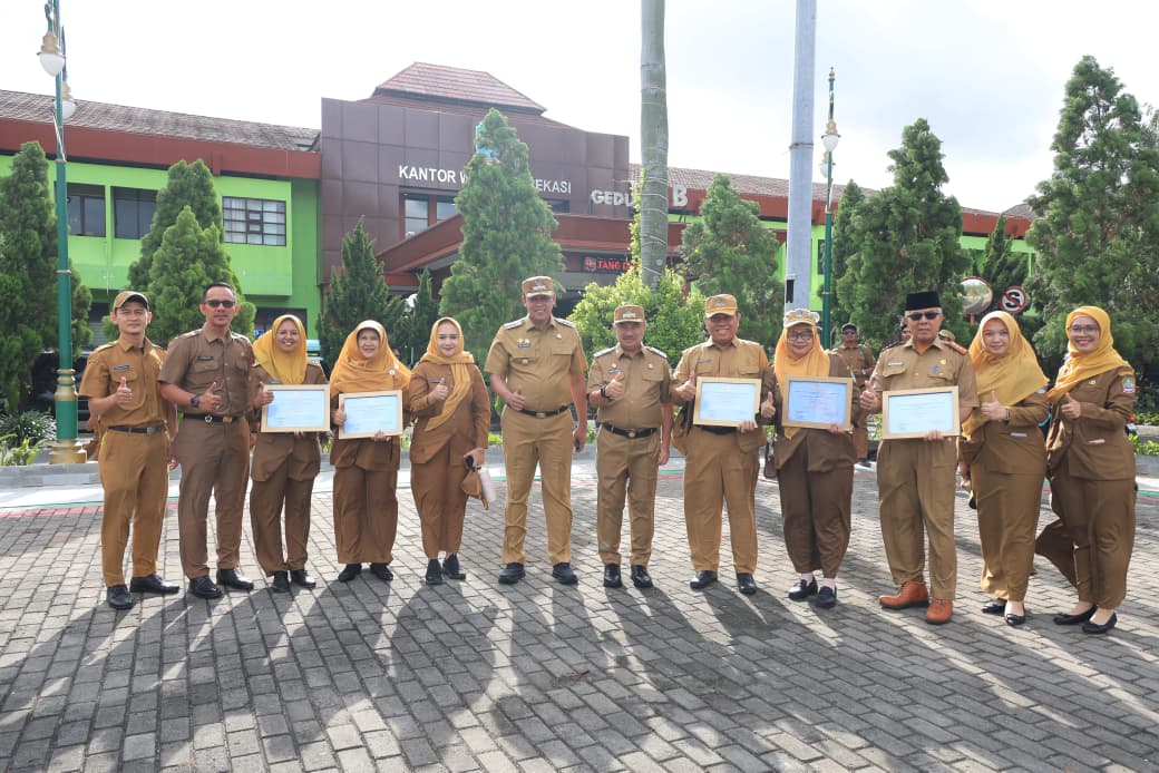 Wali Kota Bekasi Serahkan Penghargaan Adiwiyata, Sekolah Jadi Agen Perubahan Lingkungan