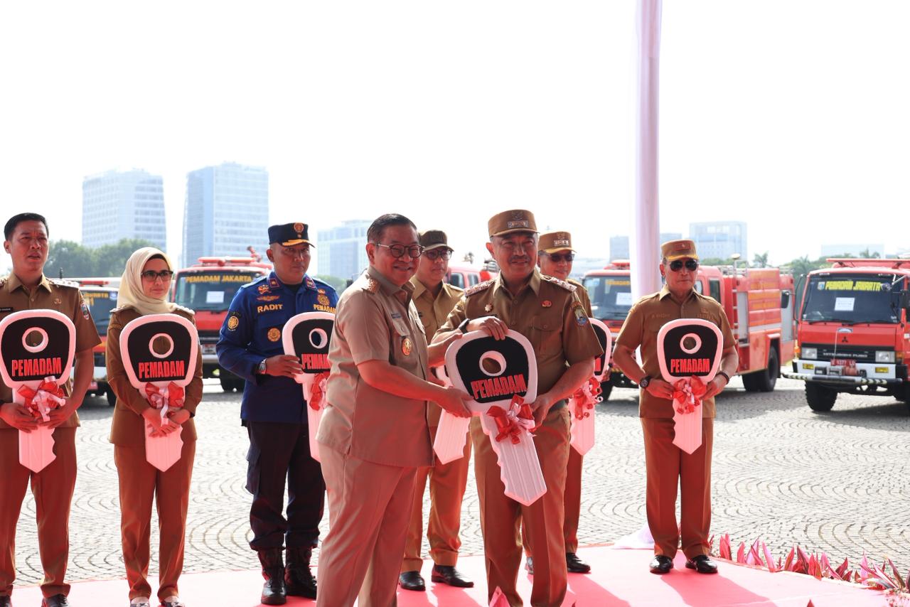 Wakil Wali Kota Bekasi Serah Terima Hibah Kendaraan Operasional Damkar dari Pemprov DKI Jakarta