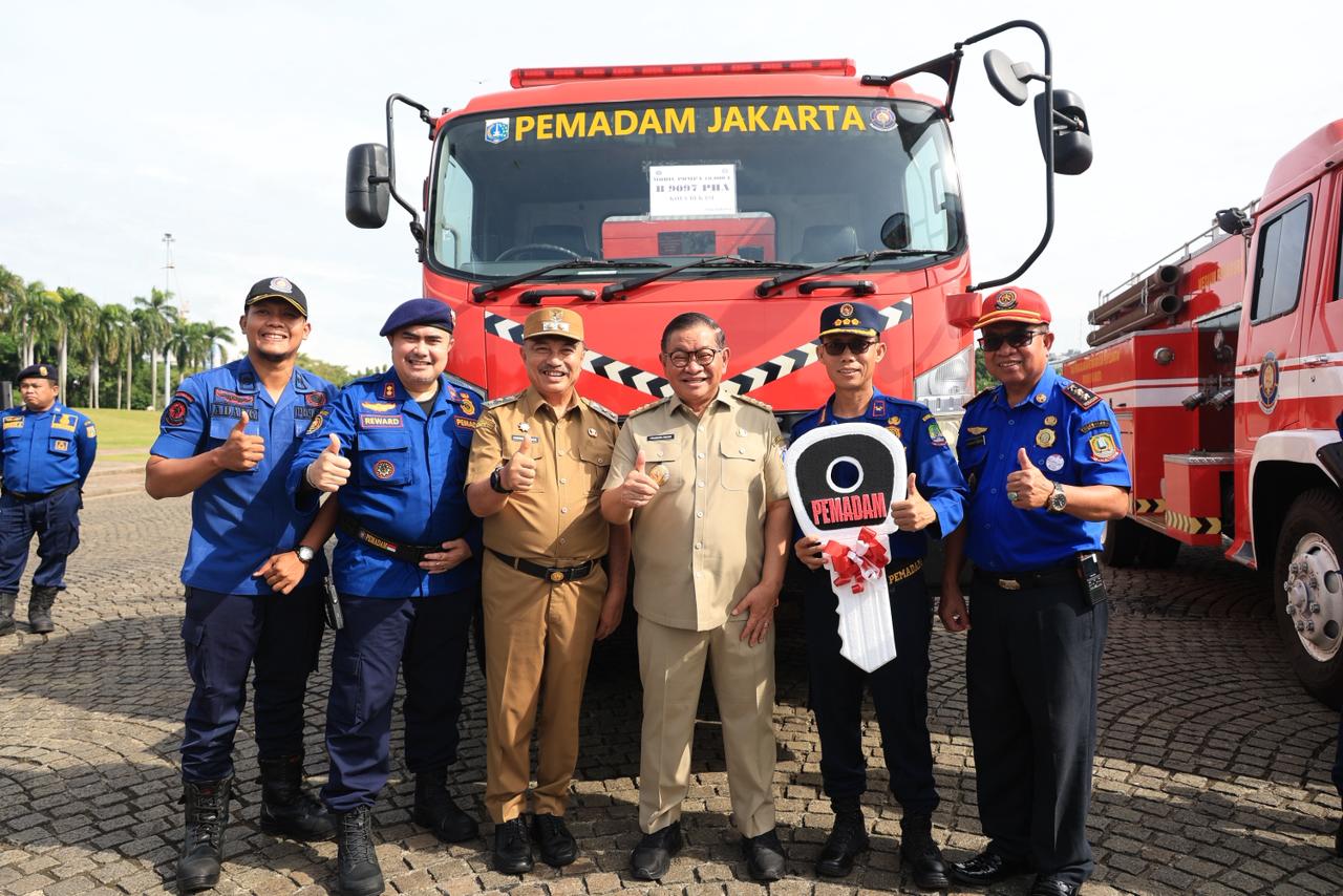 Wakil Wali Kota Bekasi Serah Terima Hibah Kendaraan Operasional Damkar dari Pemprov DKI Jakarta