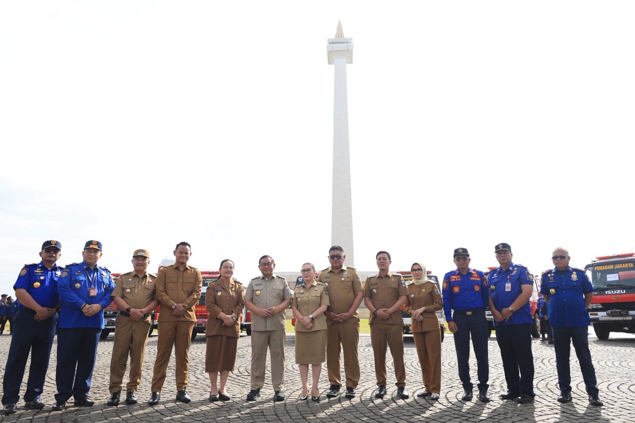 Wakil Wali Kota Bekasi Serah Terima Hibah Kendaraan Operasional Damkar dari Pemprov DKI Jakarta