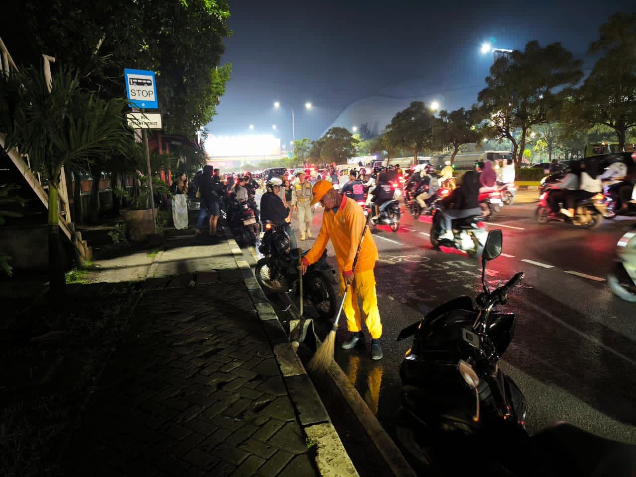 DLH Kota Bekasi Aktif dalam Pengendalian Sampah Selama Perayaan Natal 2025 dan Tahun Baru 2026