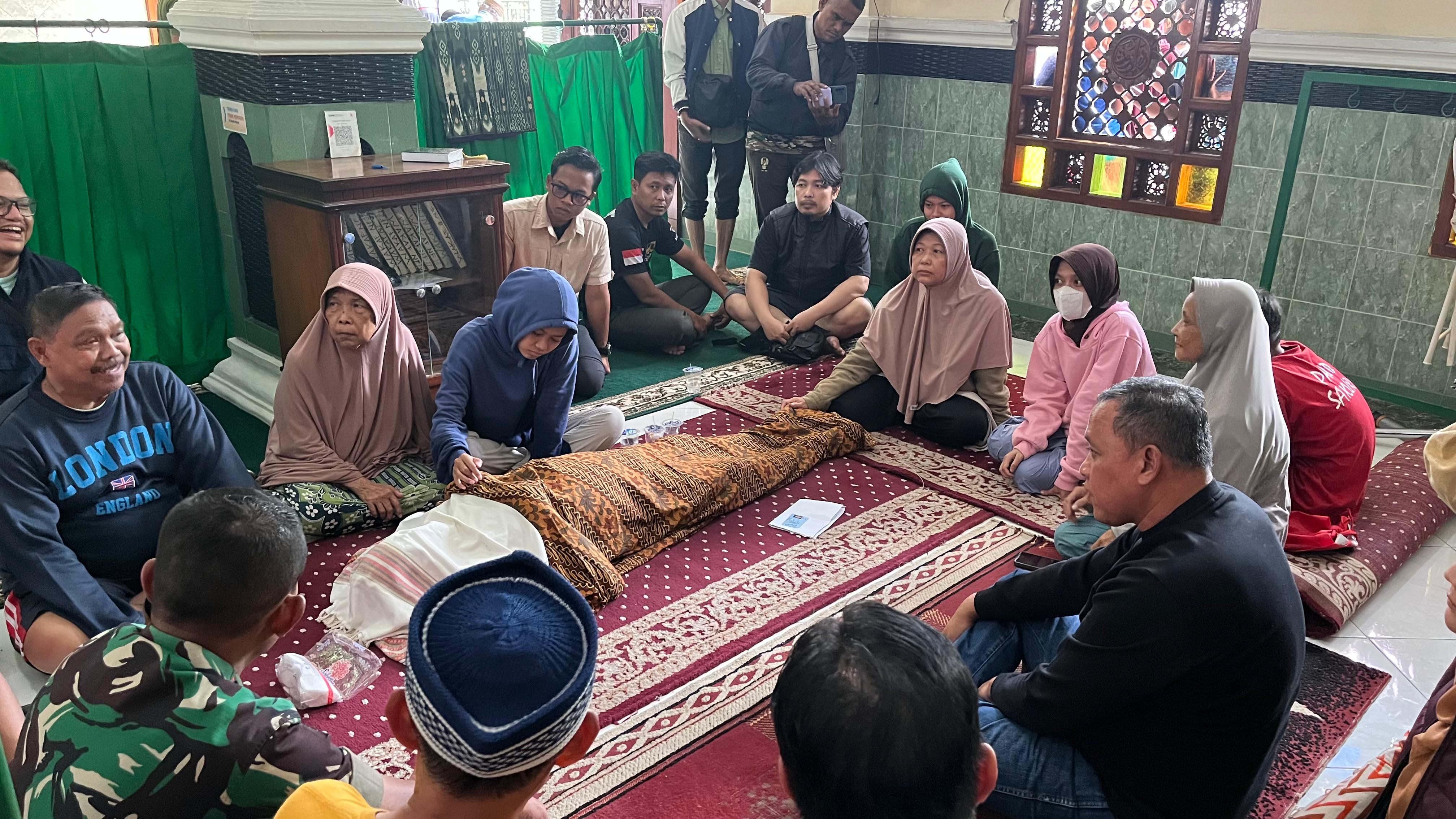 Tinjau Empat Titik Banjir di Bekasi Timur, Wali Kota Bekasi Takziah Korban Meninggal Terseret Arus