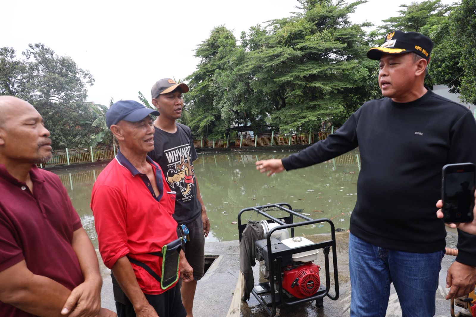 Tinjau Empat Titik Banjir di Bekasi Timur, Wali Kota Bekasi Takziah Korban Meninggal Terseret Arus