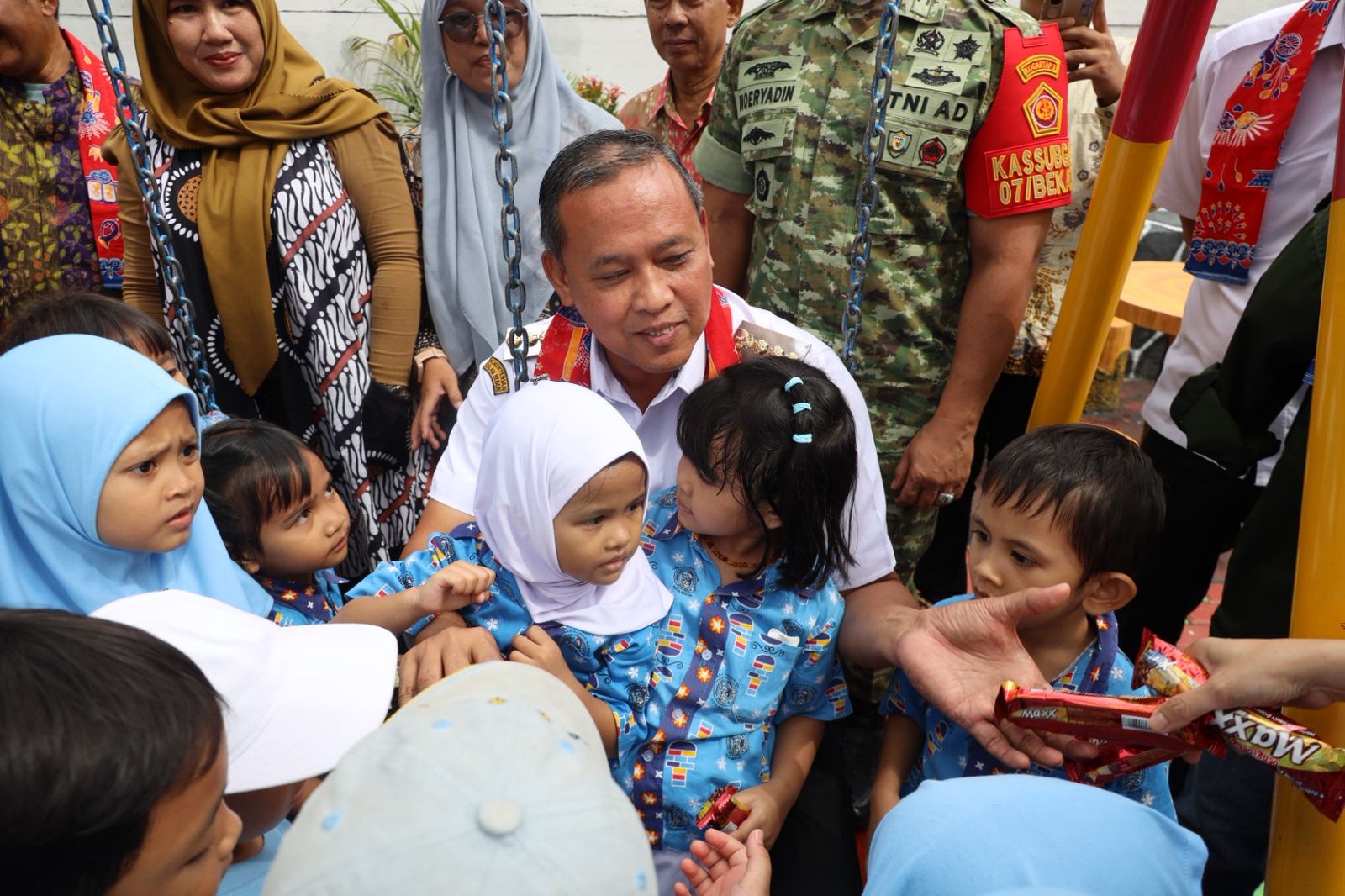 Resmikan Taman Harapan RW 15 Duren Jaya, Wali Kota Apresiasi Kolaborasi Warga dan Mural Kreatif