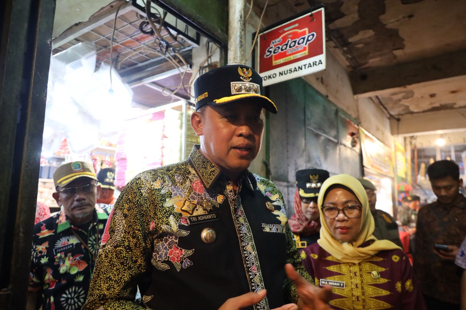 Dapati Laporan Mogok Pedagang Daging, Tri Adhianto Datangi Kios Pasar Baru